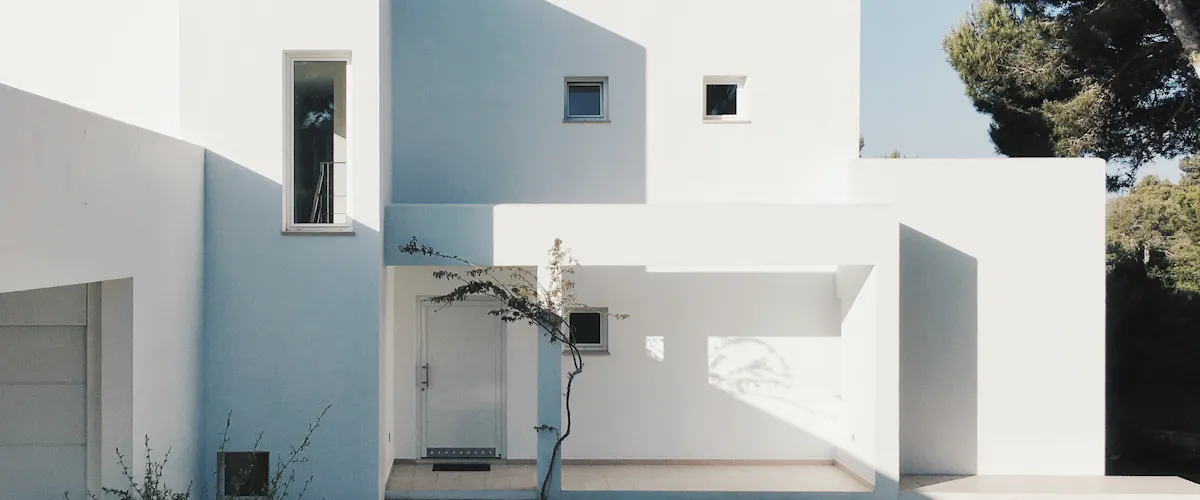 Minimal white rendered home with courtyard